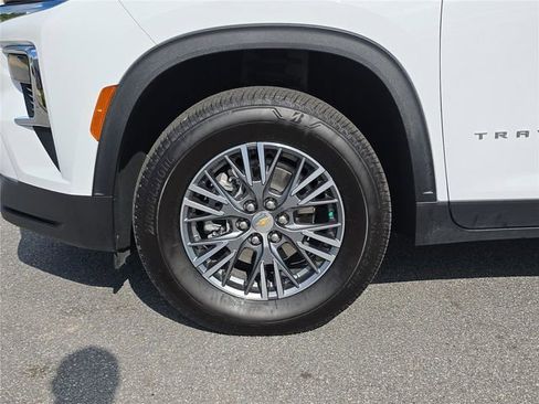Used 2025 Chevrolet Traverse LT FWD image 11