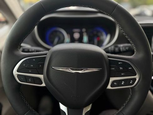 Certified 2024 Chrysler Pacifica Touring-L image 29
