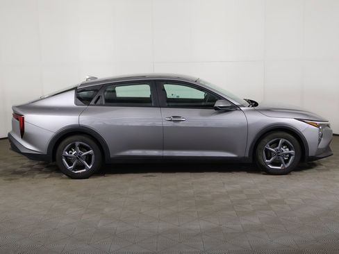 Used 2025 Kia K4 LXS image 16