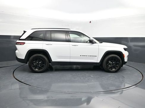 Used 2025 Jeep Grand Cherokee Altitude AWD/4WD image 11