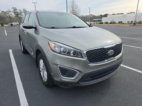 Used 2017 Kia Sorento L image 11