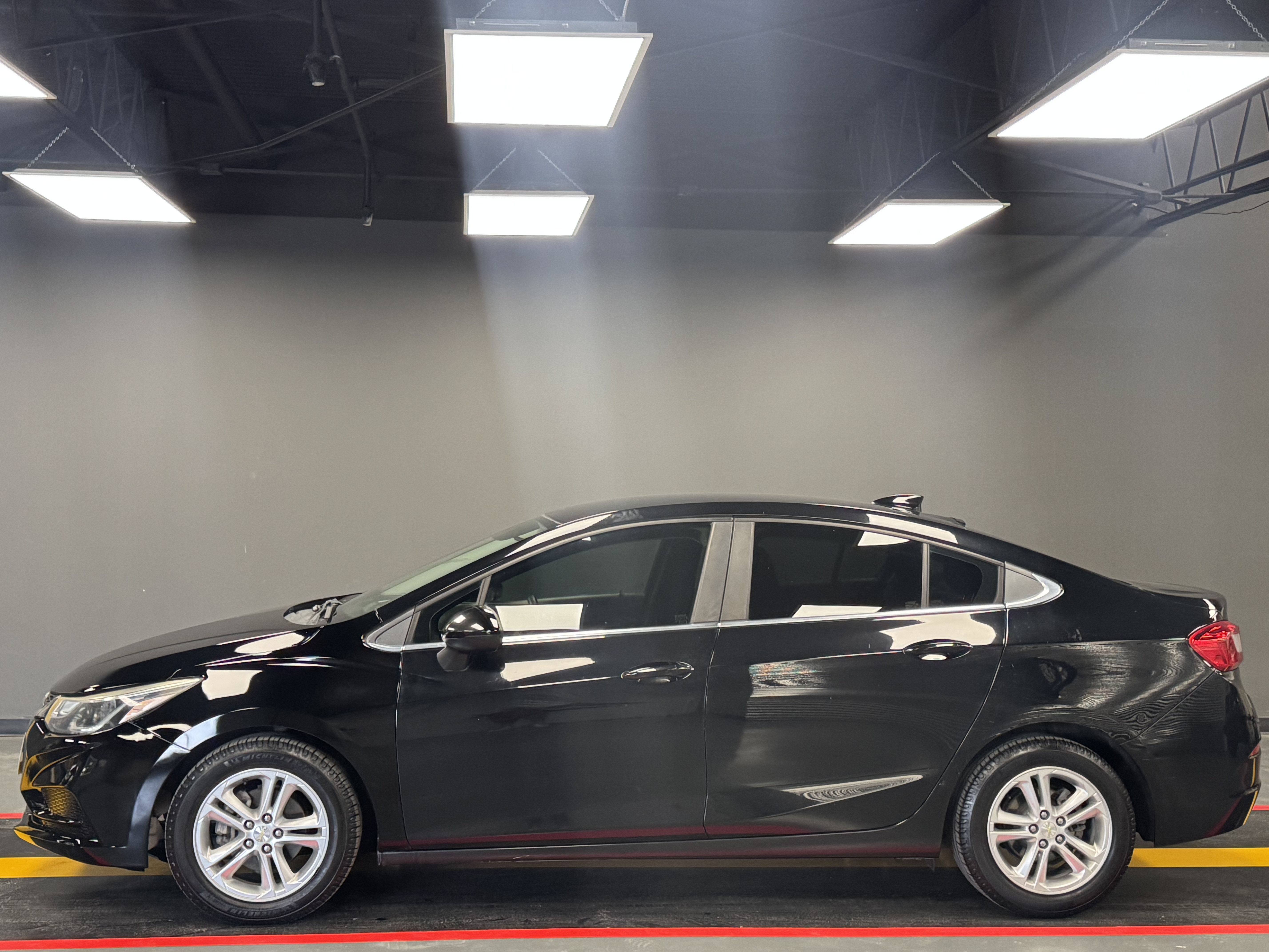 Used 2017 Chevrolet Cruze LT FWD image 4