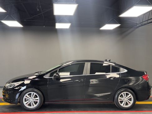 Used 2017 Chevrolet Cruze LT FWD image 4