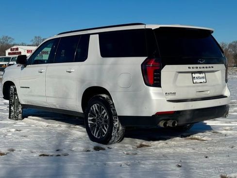 Used 2025 Chevrolet Suburban Z71 image 3