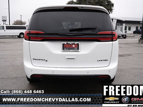 Used 2025 Chrysler Pacifica Limited image 39