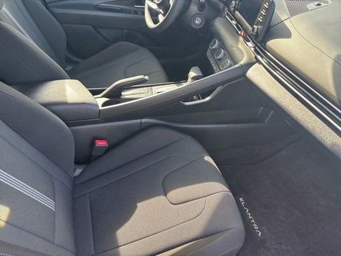 Used 2025 Hyundai Elantra SE image 35