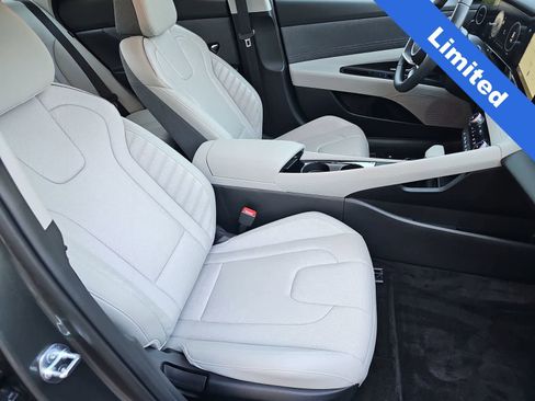 Used 2025 Hyundai Elantra Limited image 18