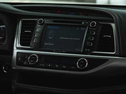 Used 2017 Toyota Highlander XLE image 28