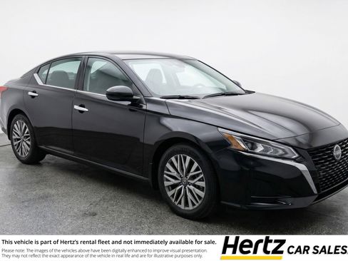Used 2025 Nissan Altima 2.5 SV image 1