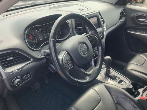 Used 2019 Jeep Cherokee Latitude Plus w/ Cold Weather Group AWD/4WD image 11