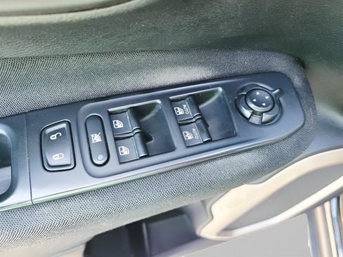 Used 2015 Jeep Renegade Latitude FWD image 19