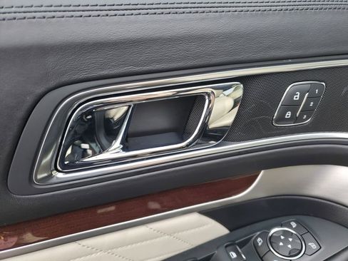 Used 2019 Ford Explorer Platinum image 28