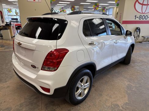 Used 2018 Chevrolet Trax LT w/ LT Convenience Package image 9