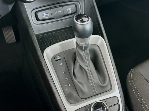 Used 2025 Hyundai Venue SEL image 24