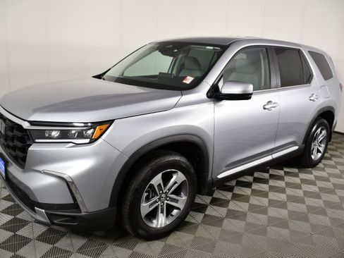 Certified 2025 Honda Pilot EX-L image 10