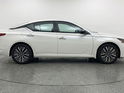 Used 2025 Nissan Altima 2.5 SV image 11