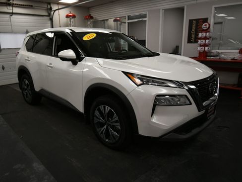 Used 2021 Nissan Rogue SV image 2