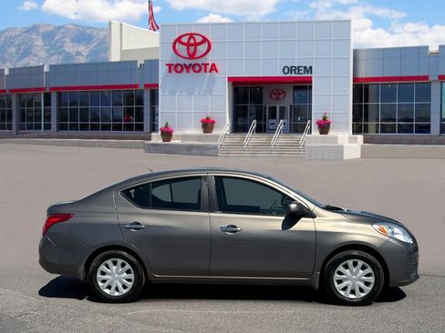 Used 2012 Nissan Versa SV FWD image 3