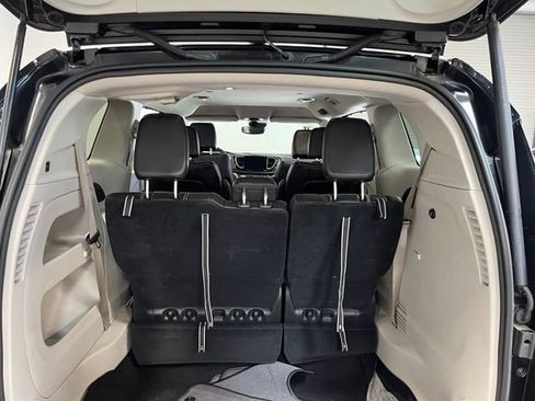 Used 2024 Chrysler Pacifica Touring-L FWD image 16