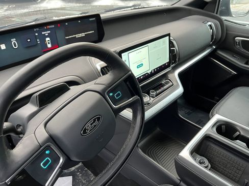 Used 2025 Ford Expedition Platinum w/ Stealth Performance Package image 7