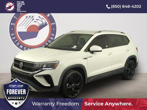 Used 2022 Volkswagen Taos SE FWD image 2