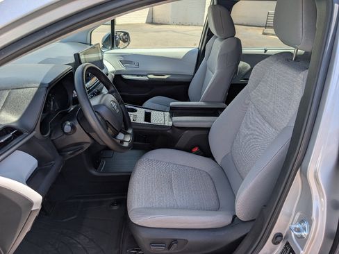 Used 2025 Toyota Sienna LE FWD image 2