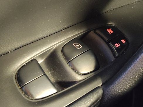 Used 2019 Nissan Rogue SV FWD image 27