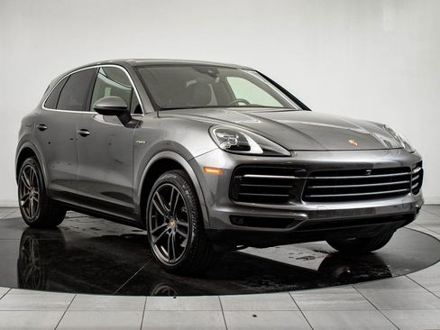 Certified 2022 Porsche Cayenne E-Hybrid w/ Premium Package image 10