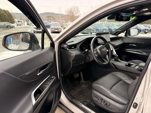 Used 2023 Toyota Venza Limited image 19