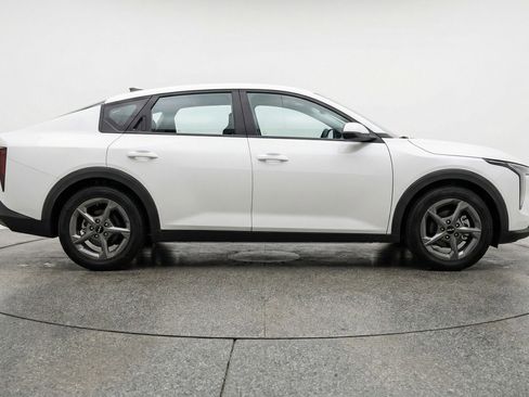 Used 2025 Kia K4 LXS image 11