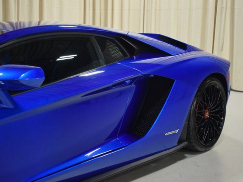 Used 2019 Lamborghini Aventador S image 2