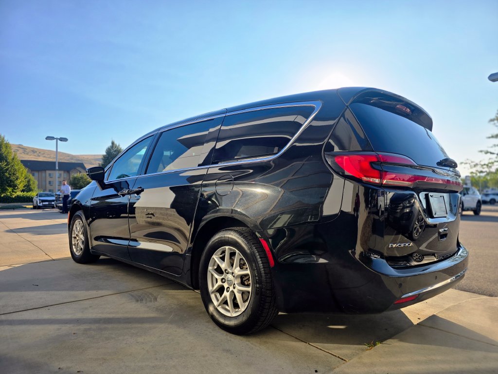 Used 2024 Chrysler Pacifica Touring-L FWD image 7