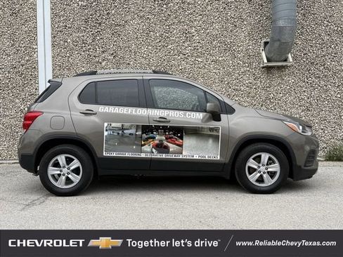 Used 2022 Chevrolet Trax LT w/ LT Convenience Package FWD image 3