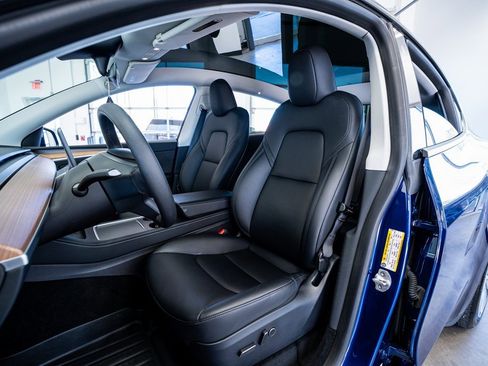 Used 2023 Tesla Model Y Long Range image 36