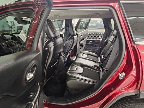 Used 2019 Jeep Cherokee Latitude Plus w/ Comfort/Convenience Group FWD image 9