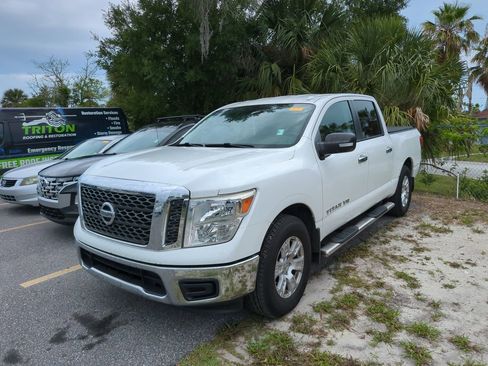 Used 2018 Nissan Titan SV RWD image 3