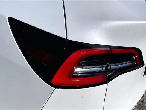 Used 2021 Tesla Model Y Long Range image 23