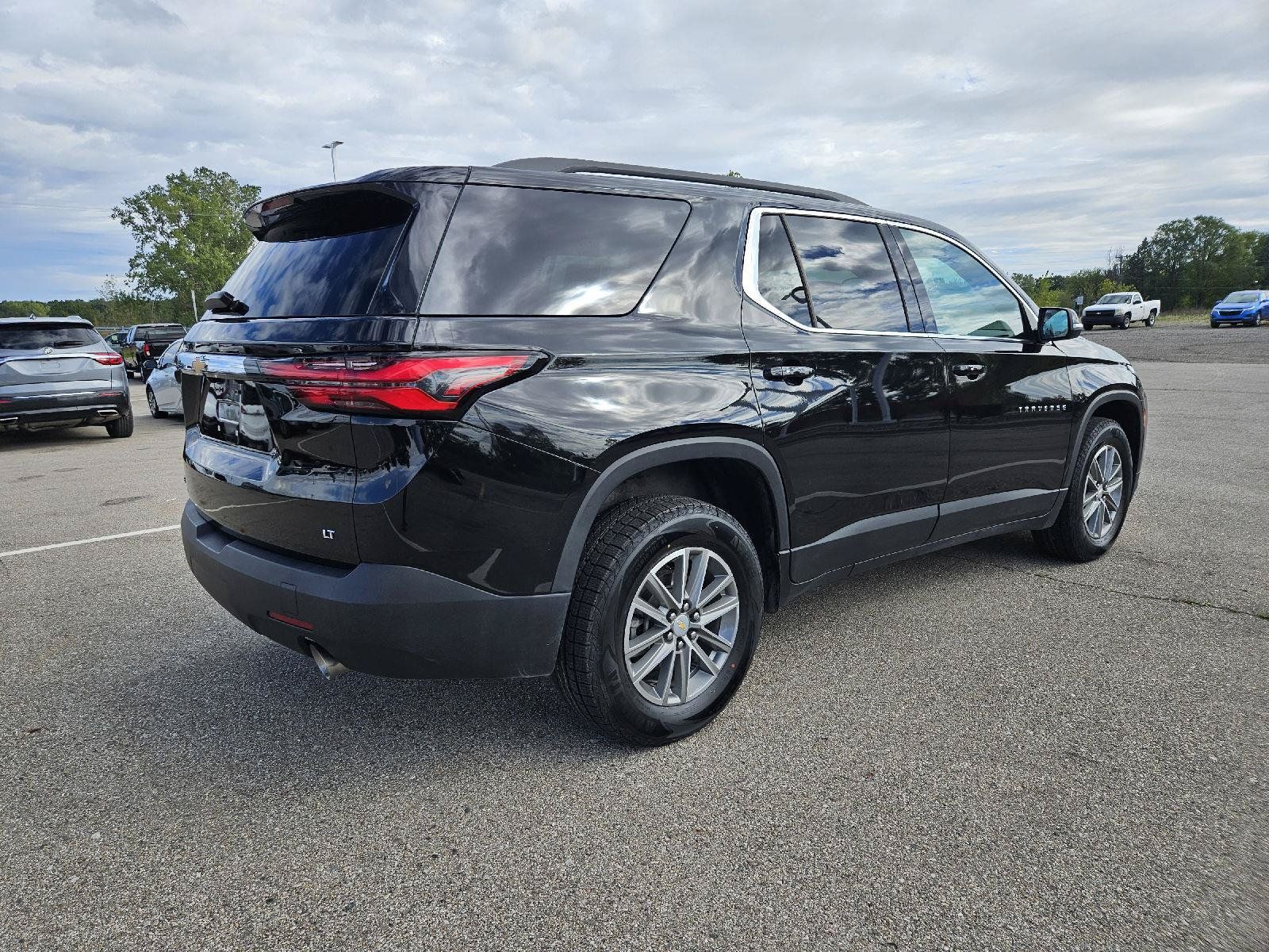 Used 2023 Chevrolet Traverse LT FWD image 7
