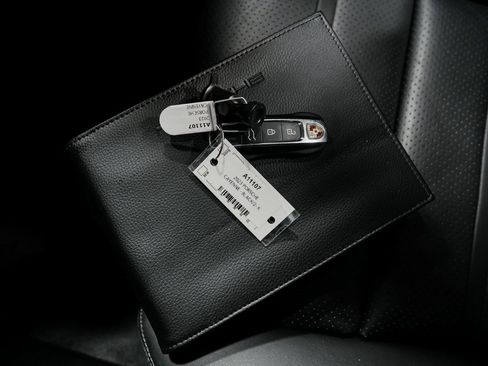 Used 2023 Porsche Cayenne w/ Premium Package image 19