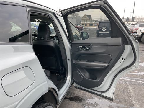 Used 2025 Volvo XC60 B5 Plus image 16