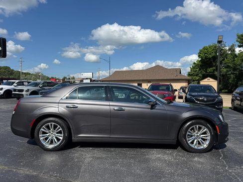 Used 2016 Chrysler 300 C RWD image 7