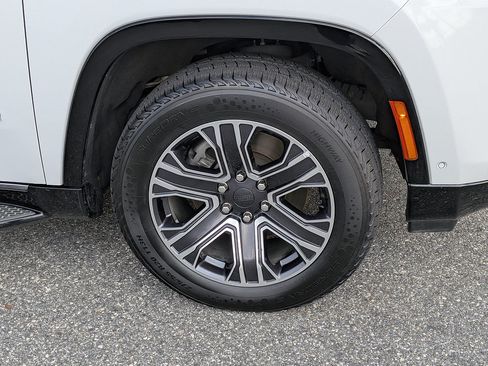 Used 2024 Jeep Wagoneer L Series II w/ Flexible Seating Group AWD/4WD image 10