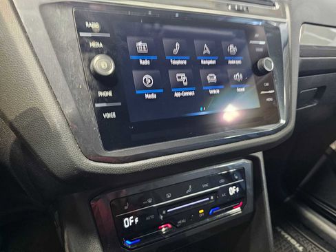 Used 2022 Volkswagen Tiguan SE image 28