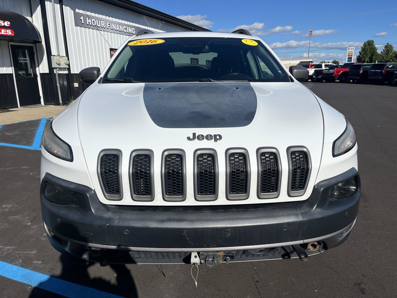Used 2016 Jeep Cherokee Trailhawk w/ Comfort/Convenience Group AWD/4WD image 2