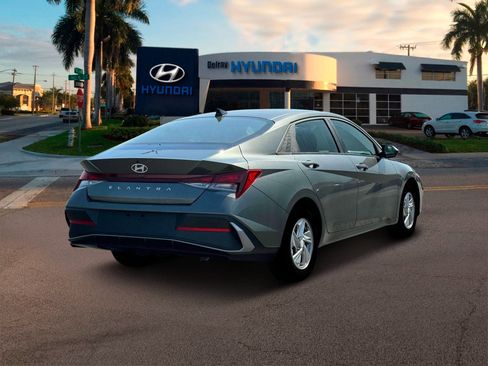 New 2025 Hyundai Elantra SE image 7