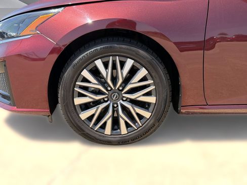 Used 2025 Nissan Altima 2.5 SV FWD image 11