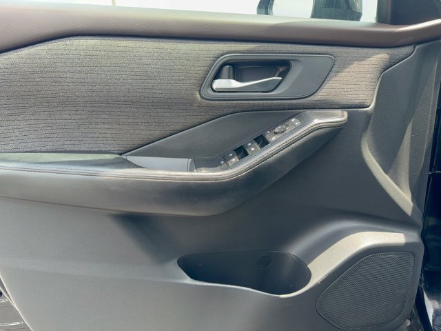 Used 2022 Nissan Rogue SV FWD image 12