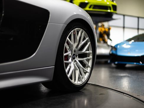 Used 2017 Audi R8 V10 w/ Carbon Exterior Package image 25