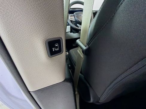 Used 2018 Chrysler Pacifica Touring w/ Tire & Wheel Group FWD image 34