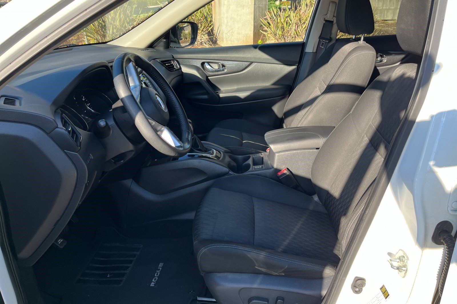 Used 2020 Nissan Rogue SV FWD image 3